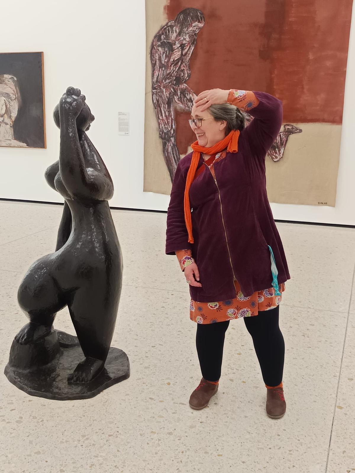 Katja Gieselmann-Klose in einer Kunstausstellung